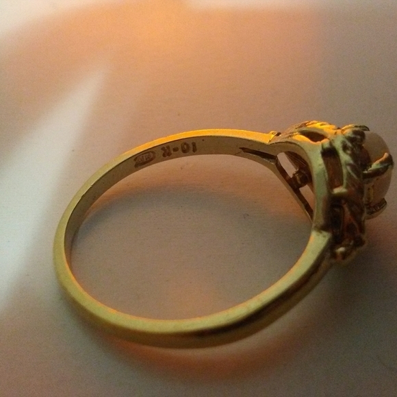 10K Yellow Gold Genuine Opal Solitare Vintage Ring size 4 - Picture 7 of 8